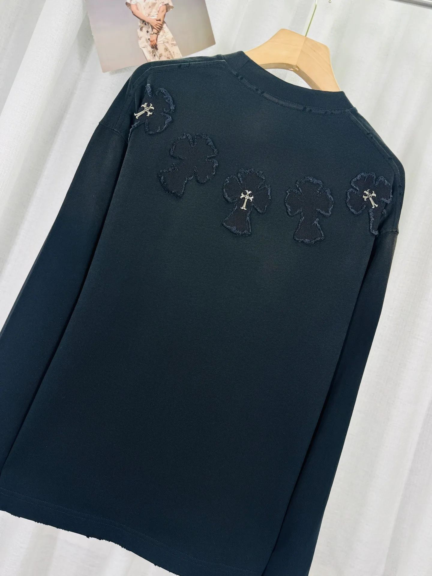 P250 top version, real shot without P, ​​different from market currency) 𝗖𝗵𝗿𝗼𝗺𝗲 𝗛𝗲𝗮𝗿𝘁𝘀/Cro Heart 2025 Autumn and Winter Horseshoe Cross Appliqué Embroidered Couple Casual Long Sleeve 👑The highest version! Customized fabric 320g fabric! Horseshoe cross patch embroidery, a best-selling model at the counter, very comfortable to wear. Accessories: original molded and authenticated collar label ➕ 100% silk wash water label. Genuine purchase-grade original hangtag➕matching hanging rope➕3D hanging beads➕original packaging bag. Craftsmanship: The original version has consistent wiring! The highest version of the armhole matching technique! Color: Black White Size: S M L XL Style No.: 5172